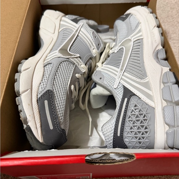 Nike Zoom Vomero 5 Silver and Black Sneakers - Picture 2 of 4